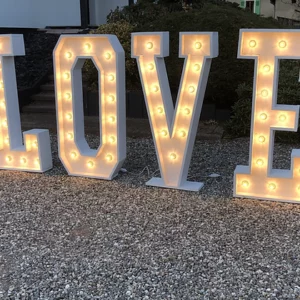 LOVE Blanc Géant lumineux 150 cm