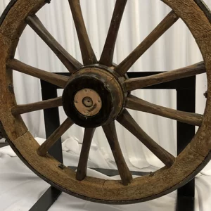 Roue de charrette sur pied